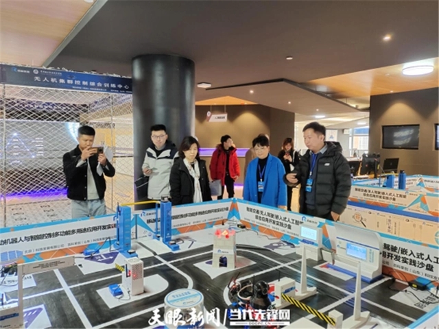 贵州省大数据发展管理局专家到贵州轻工职院大数据实习实训基地考察指导.webp.jpg