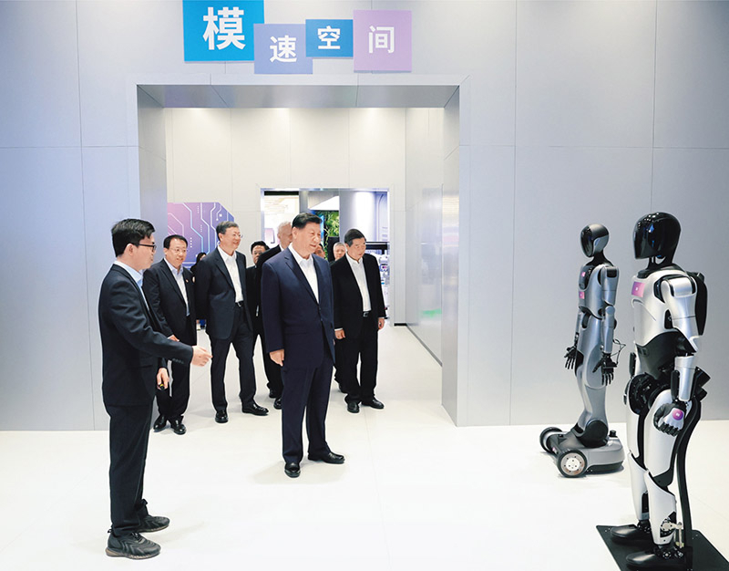 2025年4月29日,中共中央总书记、国家主席、中央军委主席习近平在上海考察。这是习近平在位于徐汇区的上海“模速空间”大模型创新生态社区,听取相关技术研发和企业生产经营介绍。 新华社记者 王晔/摄