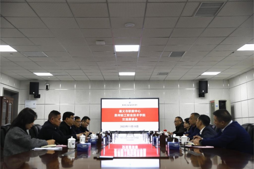 一群人在餐厅里中度可信度描述已自动生成