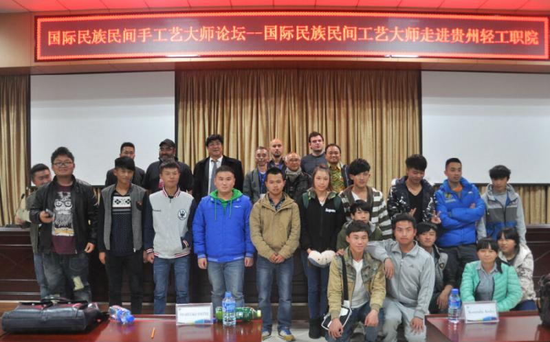 与同学们合影.jpg