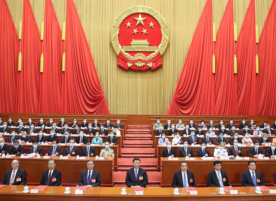5月28日,第十三届全国人民代表大会第三次会议在北京人民大会堂闭幕。党和国家领导人习近平、李克强、汪洋、王沪宁、赵乐际、韩正、王岐山等在主席台就座,栗战书主持闭幕会并发表讲话。 新华社记者 鞠鹏 摄
