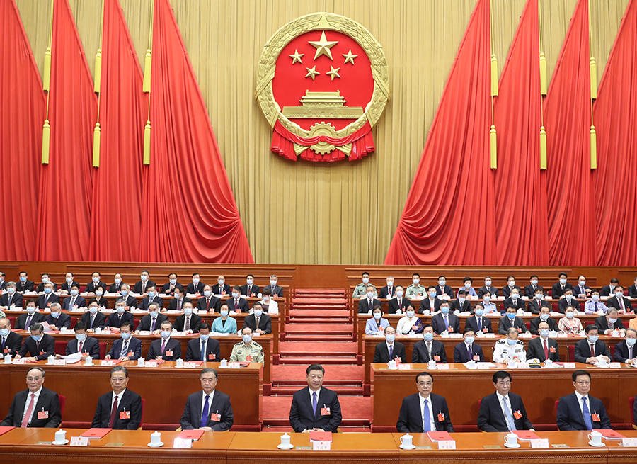 5月28日，第十三届全国人民代表大会第三次会议在北京人民大会堂闭幕。党和国家领导人习近平、李克强、汪洋、王沪宁、赵乐际、韩正、王岐山等在主席台就座，栗战书主持闭幕会并发表讲话。 新华社记者 鞠鹏 摄