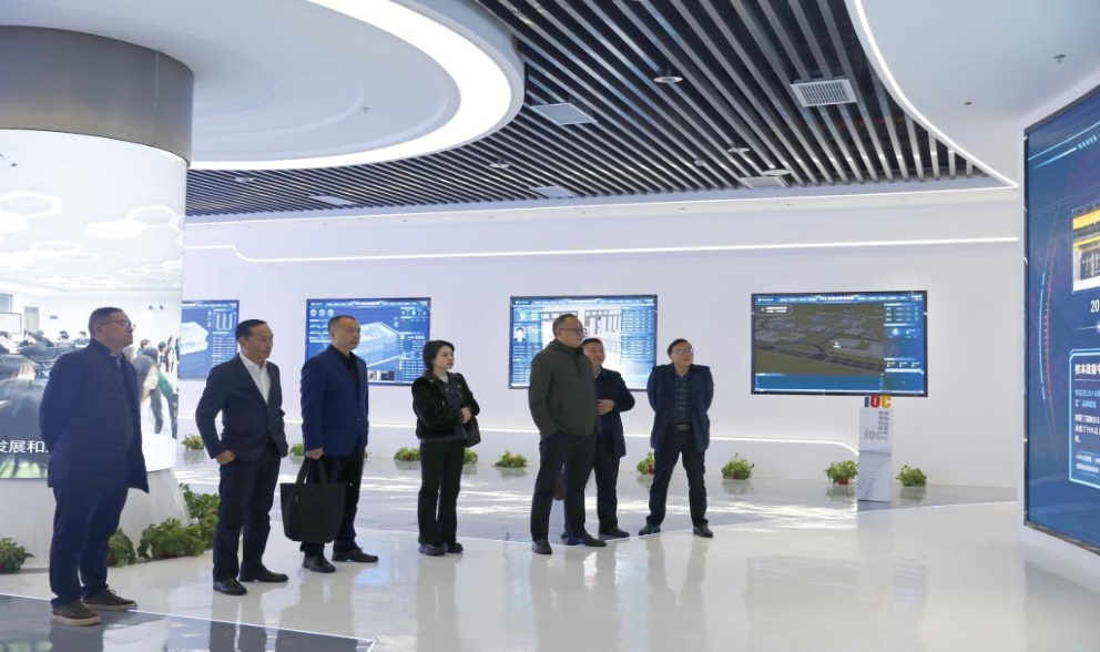一群人站在室内中度可信度描述已自动生成