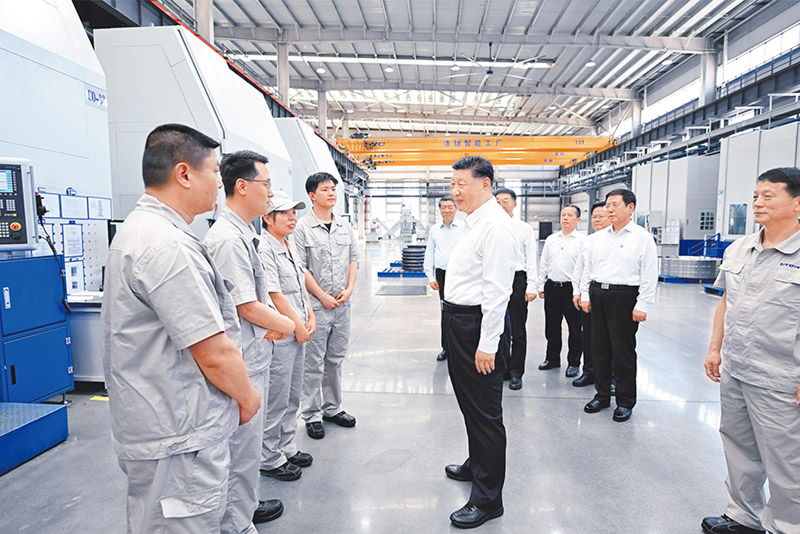 2025年5月19日至20日,中共中央总书记、国家主席、中央军委主席习近平在河南考察。这是19日下午,习近平在洛阳轴承集团股份有限公司智能工厂考察时,同企业职工亲切交流。 新华社记者 燕雁/摄